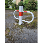 Car-park barrier | foldable with | triangular lock | hot-dip galvanized and white coated withred reflecting stripes